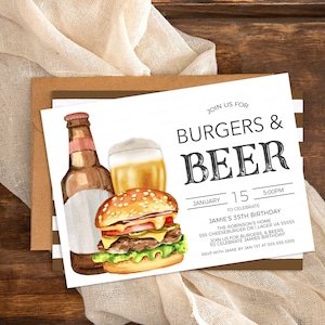 K&ouml;nnte beinhalten: Eine wei&szlig;e Einladungskarte mit einer Aquarell-Illustration eines Hamburgers, einer Bierflasche und einem Glas Bier. Der Text auf der Karte lautet "Join us for Burgers & Beer" und enth&auml;lt Details f&uuml;r eine Geburtstagsfeier.