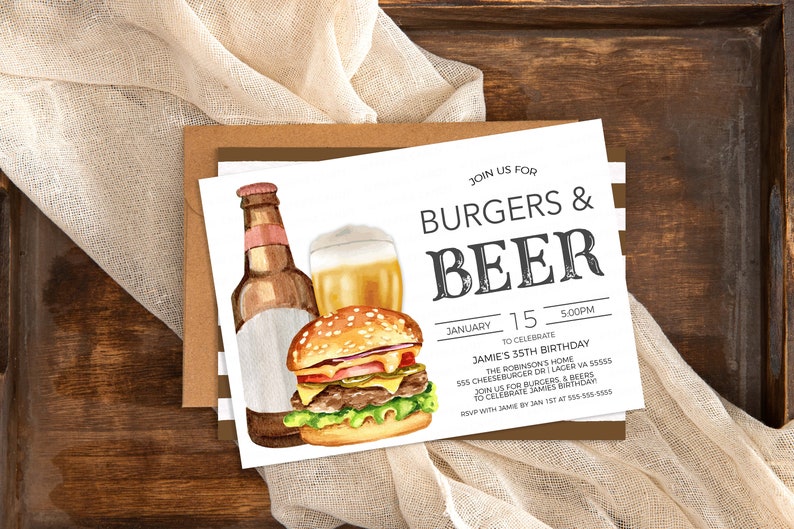 K&ouml;nnte beinhalten: Eine wei&szlig;e Einladungskarte mit einer Aquarell-Illustration eines Hamburgers, einer Bierflasche und einem Glas Bier. Der Text auf der Karte lautet "Join us for Burgers & Beer" und enth&auml;lt Details f&uuml;r eine Geburtstagsfeier.