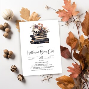 Puede incluir: Una invitaci&oacute;n a una reuni&oacute;n del Club de Lectura de Halloween el 25 de octubre a las 6 PM. La invitaci&oacute;n presenta una calavera con flores encima de una pila de libros. El texto dice "Join us for a Halloween Book Club" e incluye la fecha, la hora y la ubicaci&oacute;n de la reuni&oacute;n.