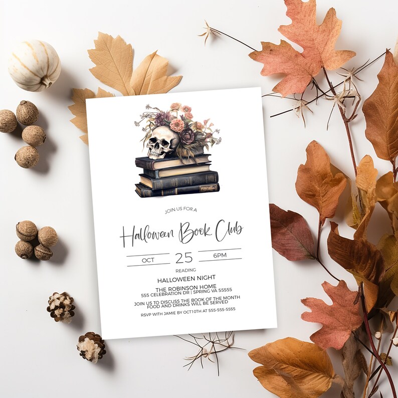 Puede incluir: Una invitaci&oacute;n a una reuni&oacute;n del Club de Lectura de Halloween el 25 de octubre a las 6 PM. La invitaci&oacute;n presenta una calavera con flores encima de una pila de libros. El texto dice "Join us for a Halloween Book Club" e incluye la fecha, la hora y la ubicaci&oacute;n de la reuni&oacute;n.