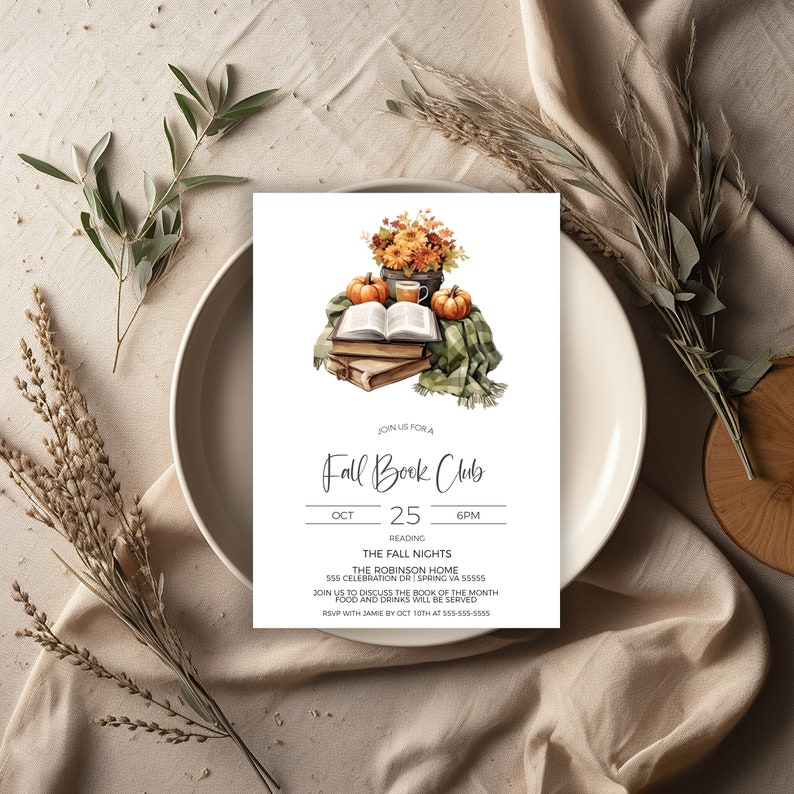 Pode incluir: Convite para uma reuni&atilde;o do Clube do Livro de Outono em 25 de outubro &agrave;s 18h. O evento ser&aacute; realizado na The Robinson Home, 555 Celebration Dr, Spring VA 55555. O convite apresenta uma ilustra&ccedil;&atilde;o em aquarela de um livro, uma x&iacute;cara de caf&eacute;, ab&oacute;boras e folhas de outono.