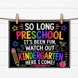 Könnte beinhalten: Ein schwarzes Schild im Tafelstil mit den Worten "SO LONG PRESCHOOL" in bunten Buchstaben. Das Schild sagt auch "IT'S BEEN FUN, WATCH OUT KINDERGARTEN HERE I COME!" mit einem Bleistift, Sternen, einem Papierflieger und einer Apfelillustration.