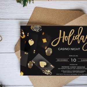 Puede incluir: Una invitaci&oacute;n negra y dorada para una noche de casino navide&ntilde;a. La invitaci&oacute;n presenta cartas de juego y fichas de p&oacute;quer. El texto dice "Noche de casino navide&ntilde;a" y "&Uacute;nase a nosotros el 10 de diciembre a las 5:00 PM".