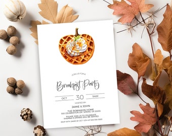 Könnte beinhalten: Eine druckbare Einladung zu einer Frühstücksfeier am 30. Oktober um 9 Uhr. Die Einladung zeigt ein Kürbis-Waffel mit Schlagsahne und Karamellsirup. Der Text lautet "Join us for a Breakfast Party" und enthält Datum, Uhrzeit, Gastgebernamen, Adresse und RSVP-Informationen.