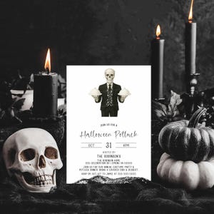Puede incluir: Una invitación para una fiesta de Halloween con una ilustración de esqueleto. La invitación incluye la fecha, la hora y los detalles del lugar. Velas negras y calabazas rodean la invitación, creando un ambiente espeluznante.