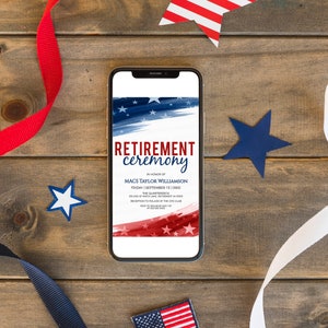 K&ouml;nnte beinhalten: Ein Smartphone, auf dem eine Einladung zu einer Ruhestandszeremonie mit einem rot-wei&szlig;-blauen amerikanischen Flaggen-Design angezeigt wird. Der Text lautet "RETIREMENT ceremony" zu Ehren von "MACS TAYLOR WILLIAMSON" am "FRIDAY SEPTEMBER 15 0900" im "THE QUARTERDECK 999 END OF WARCH LANE, RETIREMENT VA 99999". Die Einladung enth&auml;lt auch den Text "RECEPTION TO FOLLOW AT THE CPO CLUB RSVP TO DALE BY NOV 1ST".