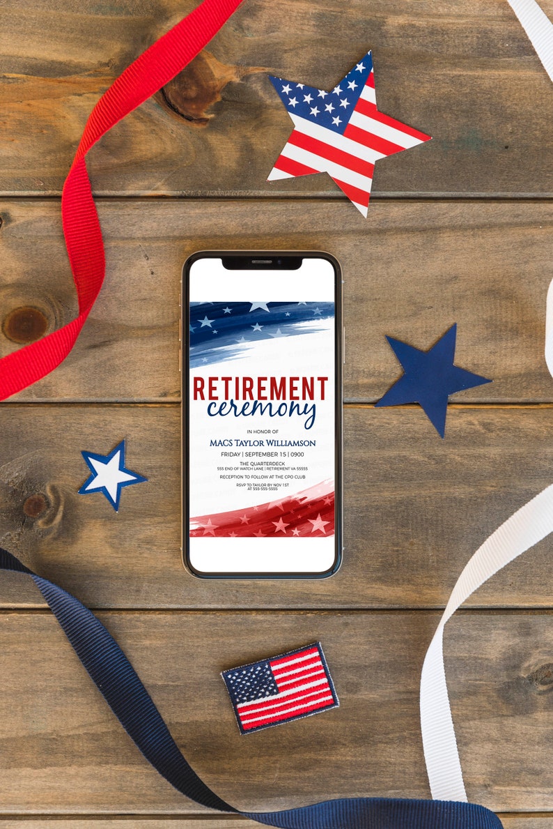 K&ouml;nnte beinhalten: Ein Smartphone, auf dem eine Einladung zu einer Ruhestandszeremonie mit einem rot-wei&szlig;-blauen amerikanischen Flaggen-Design angezeigt wird. Der Text lautet "RETIREMENT ceremony" zu Ehren von "MACS TAYLOR WILLIAMSON" am "FRIDAY SEPTEMBER 15 0900" im "THE QUARTERDECK 999 END OF WARCH LANE, RETIREMENT VA 99999". Die Einladung enth&auml;lt auch den Text "RECEPTION TO FOLLOW AT THE CPO CLUB RSVP TO DALE BY NOV 1ST".