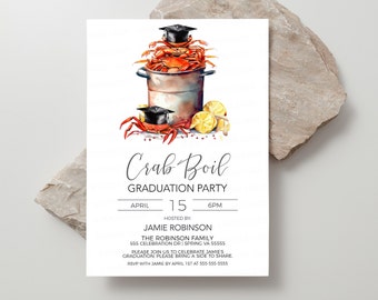 Puede incluir: Invitación a una fiesta de graduación con una ilustración de acuarela de un cangrejo con un gorro de graduación en una olla con limones. El texto dice "Crab Boil Graduation Party" con la fecha y la hora de la fiesta.