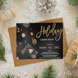 Puede incluir: Una invitaci&oacute;n negra y dorada para una Noche de Casino de Navidad el 10 de diciembre a las 5:00 PM. La invitaci&oacute;n presenta un dise&ntilde;o de brillo dorado con cartas de juego y fichas de casino. El evento es organizado por Paperie Candy Designs en 555 Merry & Bright Dr, Winter VA 55555. Confirma tu asistencia con Taylor antes del 1 de diciembre al 555 555 5555.