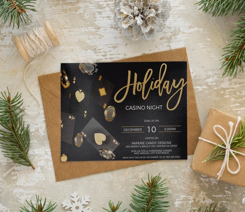 Puede incluir: Una invitaci&oacute;n negra y dorada para una Noche de Casino de Navidad el 10 de diciembre a las 5:00 PM. La invitaci&oacute;n presenta un dise&ntilde;o de brillo dorado con cartas de juego y fichas de casino. El evento es organizado por Paperie Candy Designs en 555 Merry & Bright Dr, Winter VA 55555. Confirma tu asistencia con Taylor antes del 1 de diciembre al 555 555 5555.