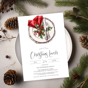 Puede incluir: Una invitación a un almuerzo de Navidad con una ilustración festiva de una mesa puesta con una servilleta roja, acebo y cubiertos. La invitación es para el 24 de diciembre a las 12:00 p. m., organizada por la familia Robinson en 555 Celebration Dr, Winter VA 55555. Confirma tu asistencia con Jamie antes del 10 de diciembre al 555-555-5555.