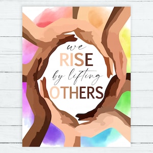 Op de afbeelding: Een aquarel-illustratie van handen in verschillende huidtinten die een cirkel vormen. De tekst "we rise by lifting others" staat in het midden van de cirkel.