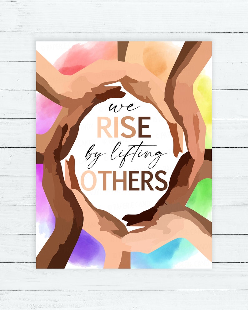 Op de afbeelding: Een aquarel-illustratie van handen in verschillende huidtinten die een cirkel vormen. De tekst "we rise by lifting others" staat in het midden van de cirkel.