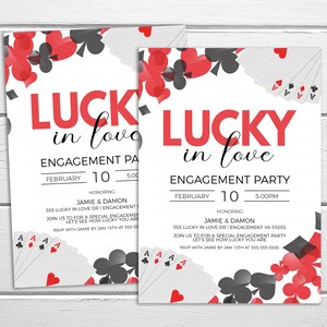 K&ouml;nnte beinhalten: Zwei wei&szlig;e Einladungskarten zur Verlobungsfeier mit roten und schwarzen Spielkarten-Grafiken. Die Einladungen tragen die Aufschrift "Lucky in Love" und enthalten Eventdetails wie Datum, Uhrzeit und Namen der Geehrten.