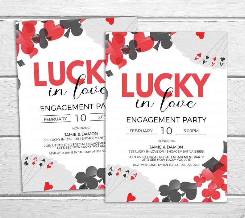 K&ouml;nnte beinhalten: Zwei wei&szlig;e Einladungskarten zur Verlobungsfeier mit roten und schwarzen Spielkarten-Grafiken. Die Einladungen tragen die Aufschrift "Lucky in Love" und enthalten Eventdetails wie Datum, Uhrzeit und Namen der Geehrten.