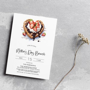 K&ouml;nnte beinhalten: Eine Einladung zu einem Muttertagsbrunch mit einer Aquarell-Illustration einer herzf&ouml;rmigen Waffel, die mit Erdbeeren, Schlagsahne und Schokoladensauce belegt ist. Die Einladung enth&auml;lt das Datum, die Uhrzeit und den Ort der Veranstaltung.