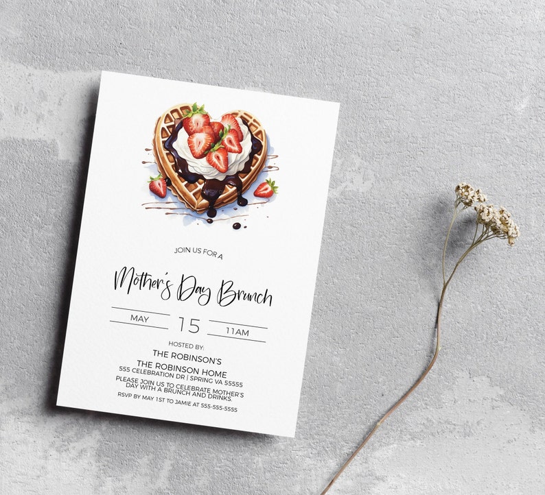 K&ouml;nnte beinhalten: Eine Einladung zu einem Muttertagsbrunch mit einer Aquarell-Illustration einer herzf&ouml;rmigen Waffel, die mit Erdbeeren, Schlagsahne und Schokoladensauce belegt ist. Die Einladung enth&auml;lt das Datum, die Uhrzeit und den Ort der Veranstaltung.