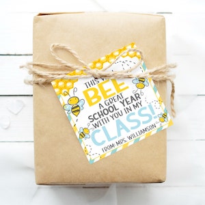 Biene Back To School Geschenkanhänger, erster Tag, Ein tolles Schuljahr mit dir, Geschenk für Lehrer Studenten Klassenzimmer, druckbar bearbeitbar