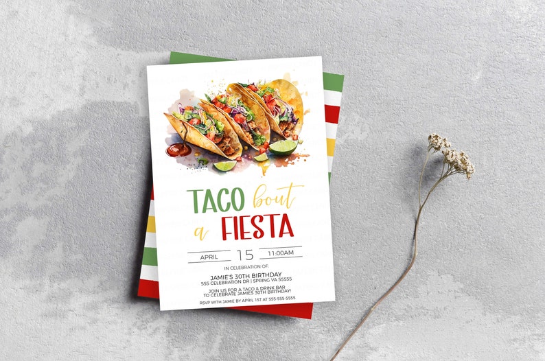Puede incluir: Una invitaci&oacute;n colorida para una fiesta Taco bout a Fiesta. La invitaci&oacute;n presenta una ilustraci&oacute;n de acuarela de tres tacos con ingredientes, una rodaja de lima y un toque de salsa roja. El texto de la invitaci&oacute;n dice "Taco bout a Fiesta" en letras verdes y rojas, con la fecha y la hora de la fiesta indicadas debajo. La invitaci&oacute;n est&aacute; decorada con un borde a rayas rojo, amarillo y verde.