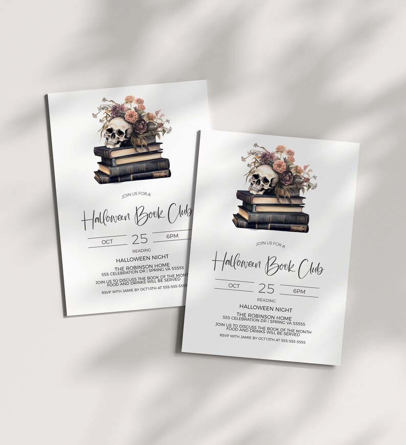 Puede incluir: Una invitaci&oacute;n al Club de Lectura de Halloween con una calavera y flores sobre una pila de libros. La invitaci&oacute;n es para el 25 de octubre a las 6:00 p. m. en The Robinson Home, 555 Celebration Drive, Spring, VA 55555. &Uacute;nase a nosotros para discutir el libro del mes, se servir&aacute;n comida y bebidas. RSVP con Jamie antes del 10 de octubre al 555-555-5555.