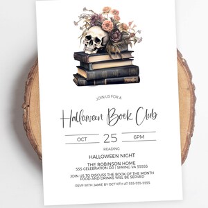 Puede incluir: Invitaci&oacute;n a una reuni&oacute;n del Club de Lectura de Halloween el 25 de octubre a las 6 PM. El evento se llevar&aacute; a cabo en The Robinson Home, 555 Celebration Dr, Spring VA 55555. La invitaci&oacute;n presenta una calavera con flores en la parte superior de una pila de libros.