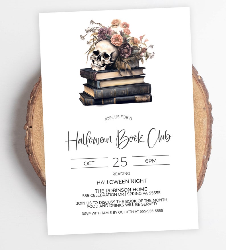 Puede incluir: Invitaci&oacute;n a una reuni&oacute;n del Club de Lectura de Halloween el 25 de octubre a las 6 PM. El evento se llevar&aacute; a cabo en The Robinson Home, 555 Celebration Dr, Spring VA 55555. La invitaci&oacute;n presenta una calavera con flores en la parte superior de una pila de libros.