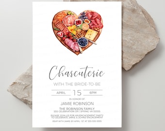 Pode incluir: Um cartão de convite branco com uma ilustração de tábua de charcutaria em forma de coração. O texto diz "Charcuterie com a noiva" e inclui detalhes para uma festa de noivado. A festa está marcada para 15 de abril às 18h em homenagem a Jamie Robinson.