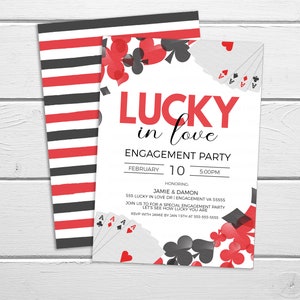 K&ouml;nnte beinhalten: Wei&szlig;e Einladungskarte zur Verlobungsfeier mit roten und schwarzen Akzenten. Die Einladung zeigt den Text "LUCKY in love" und Spielkarten-Grafiken. Das Datum ist der 10. Februar um 17:00 Uhr. Die R&uuml;ckseite hat ein rot-schwarzes Streifenmuster.