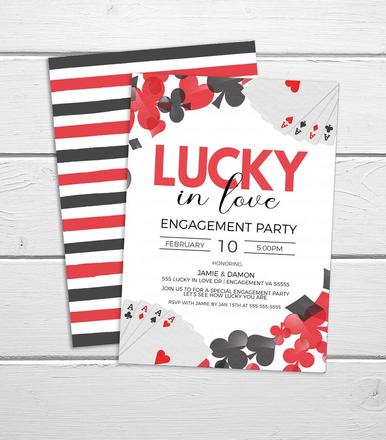 K&ouml;nnte beinhalten: Wei&szlig;e Einladungskarte zur Verlobungsfeier mit roten und schwarzen Akzenten. Die Einladung zeigt den Text "LUCKY in love" und Spielkarten-Grafiken. Das Datum ist der 10. Februar um 17:00 Uhr. Die R&uuml;ckseite hat ein rot-schwarzes Streifenmuster.
