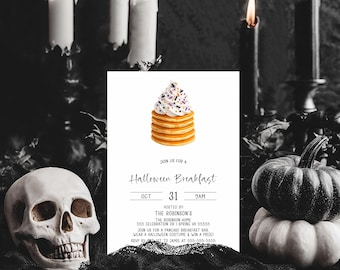 Könnte beinhalten: Eine Halloween-Einladung mit einem Stapel Pfannkuchen, garniert mit Schlagsahne und Streuseln. Die Einladung ist von Kerzen, einem Totenkopf und Kürbissen umgeben. Der Text lautet "Halloween Breakfast" am 31. Oktober um 9 Uhr.