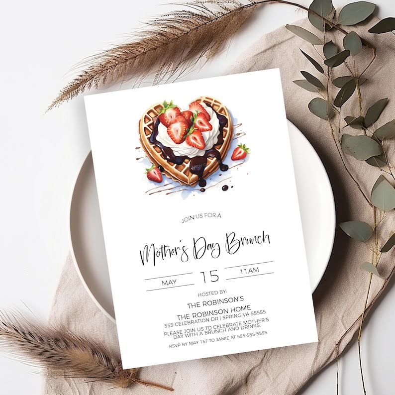 K&ouml;nnte beinhalten: Eine wei&szlig;e Einladungskarte mit einer Aquarell-Illustration einer herzf&ouml;rmigen Waffel, die mit Schlagsahne, Erdbeeren und Schokoladensauce bedeckt ist. Der Text auf der Karte lautet "Join us for a Mother's Day Brunch, May 15, 11 AM, Hosted by: The Robinson's, The Robinson Home, 555 Celebration Dr | Spring VA 55555, Please join us to celebrate Mother's Day with a brunch and drinks, RSVP by May 1st to Jamie at 555-555-5555."