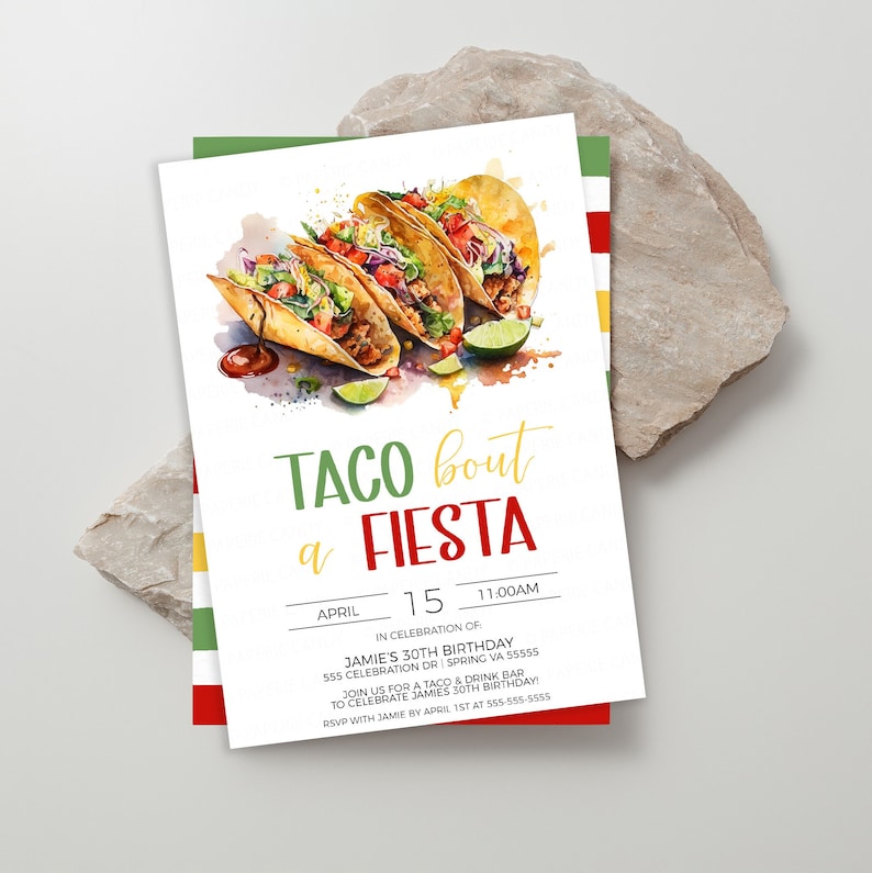 Puede incluir: Una tarjeta de invitaci&oacute;n blanca con una ilustraci&oacute;n de acuarela de tacos. El texto en la tarjeta dice "Taco bout a Fiesta" e incluye detalles para la fiesta de cumplea&ntilde;os n&uacute;mero 30 de Jamie el 15 de abril a las 11:00 AM. La fiesta se llevar&aacute; a cabo en 555 Celebration Dr, Spring VA 55555.