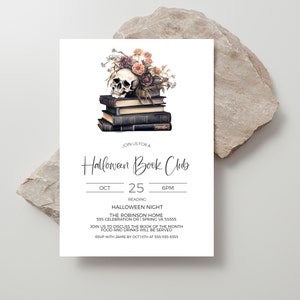 Puede incluir: Invitaci&oacute;n a una reuni&oacute;n del Club de Lectura de Halloween el 25 de octubre a las 6 PM. El evento se llevar&aacute; a cabo en The Robinson Home, 555 Celebration Dr, Spring VA 55555. La invitaci&oacute;n presenta una calavera con flores encima de una pila de libros.