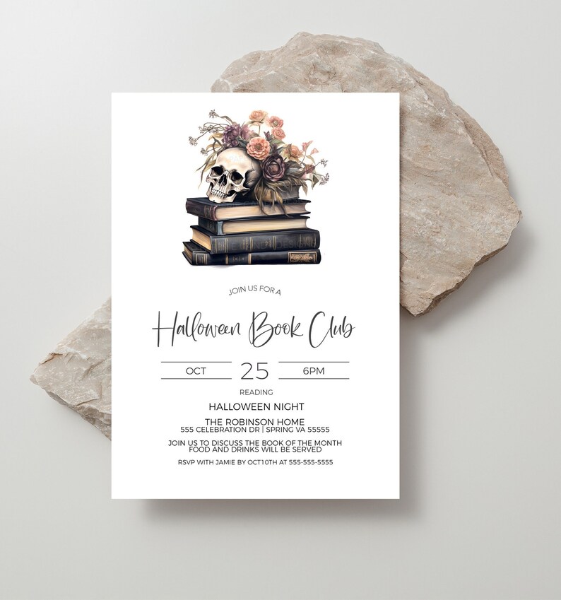 Puede incluir: Invitaci&oacute;n a una reuni&oacute;n del Club de Lectura de Halloween el 25 de octubre a las 6 PM. El evento se llevar&aacute; a cabo en The Robinson Home, 555 Celebration Dr, Spring VA 55555. La invitaci&oacute;n presenta una calavera con flores encima de una pila de libros.