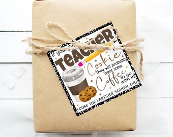 Op de afbeelding: Een cadeau-etiket met een zwart-wit geruite achtergrond. Het etiket zegt "Als je een leraar een koekje geeft, wil hij waarschijnlijk ook koffie erbij!" en "Van: De Lakeside School PTO".