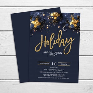 Może przedstawiać: Karta zaproszenia w kolorze granatowym z tekstem w złotym brokacie, kt&oacute;ry brzmi "Holiday Appreciation Event". Karta zawiera świąteczny projekt ze złotymi pudełkami prezentowymi, płatkami śniegu i gałązkami sosny na ciemnoniebieskim tle. Wydarzenie zaplanowano na 10 grudnia o godzinie 17:00, organizowane przez rodzinę Robinson pod adresem 555 Merry & Bright Dr, Winter VA 55555. Zaproszenie zawiera r&oacute;wnież informacje o świątecznym obiedzie i corocznym wymianie prezent&oacute;w. Prosimy o potwierdzenie udziału u Taylora do 1 grudnia pod numerem 555-555-5555.