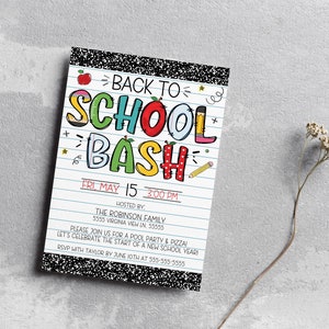Pode incluir: Um convite colorido com uma borda xadrez em preto e branco. O texto diz "Back to School Bash" com uma ma&ccedil;&atilde; vermelha, l&aacute;pis e estrelas. O convite &eacute; para uma festa na piscina e pizza na sexta-feira, 15 de maio &agrave;s 15:00. O evento &eacute; organizado pela fam&iacute;lia Robinson.