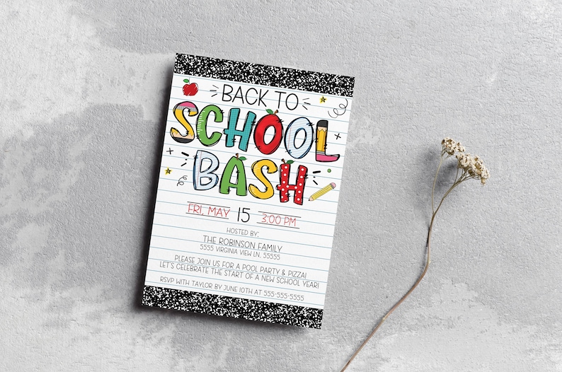 Pode incluir: Um convite colorido com uma borda xadrez em preto e branco. O texto diz "Back to School Bash" com uma ma&ccedil;&atilde; vermelha, l&aacute;pis e estrelas. O convite &eacute; para uma festa na piscina e pizza na sexta-feira, 15 de maio &agrave;s 15:00. O evento &eacute; organizado pela fam&iacute;lia Robinson.