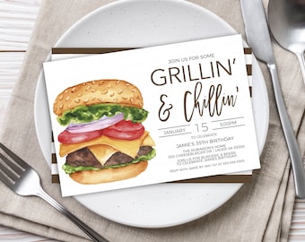 Könnte beinhalten: Eine weiße Einladungskarte mit einer Aquarell-Illustration eines Hamburgers. Der Text auf der Karte lautet "Join us for some Grillin' & Chillin'" und enthält Details zu Jamies 35. Geburtstagsfeier.