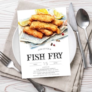 Op de afbeelding: Een aquarel-illustratie van een uitnodiging voor een visfriet met een bord gebakken vis, citroenen en specerijen. De uitnodiging luidt "Join us for a Fish Fry" met de datum en tijd van het evenement. De tekst bevat ook de naam van de gastheer, het adres en de RSVP-informatie.