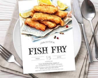 Puede incluir: Una ilustración de acuarela de una invitación a una fritura de pescado con un plato de pescado frito, limones y especias. La invitación dice "Join us for a Fish Fry" con la fecha y la hora del evento. El texto también incluye el nombre del anfitrión, la dirección y la información de RSVP.