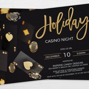 Puede incluir: Una invitaci&oacute;n negra y dorada para una Noche de Casino de Navidad. La invitaci&oacute;n presenta cartas de juego, fichas de p&oacute;quer y el texto "Holiday Casino Night". El evento est&aacute; programado para el 10 de diciembre a las 5:00 PM. La invitaci&oacute;n est&aacute; organizada por Paperie Candy Designs, 555 Merry & Bright Dr, Winter VA 55555. Confirma tu asistencia con Taylor antes del 1 de diciembre al 555-555-5555.