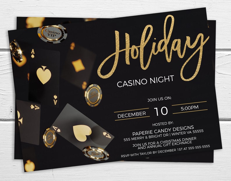 Puede incluir: Una invitaci&oacute;n negra y dorada para una Noche de Casino de Navidad. La invitaci&oacute;n presenta cartas de juego, fichas de p&oacute;quer y el texto "Holiday Casino Night". El evento est&aacute; programado para el 10 de diciembre a las 5:00 PM. La invitaci&oacute;n est&aacute; organizada por Paperie Candy Designs, 555 Merry & Bright Dr, Winter VA 55555. Confirma tu asistencia con Taylor antes del 1 de diciembre al 555-555-5555.