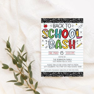 Pode incluir: Um convite colorido para uma festa de "Volta &agrave;s Aulas". O convite apresenta um design tem&aacute;tico escolar com uma ma&ccedil;&atilde; vermelha, l&aacute;pis e uma r&eacute;gua. A festa est&aacute; marcada para sexta-feira, 15 de maio &agrave;s 15h00. O evento &eacute; organizado pela fam&iacute;lia Robinson em 5555 Virginia View In, 55555. Os convidados s&atilde;o convidados para uma festa na piscina e pizza para celebrar o in&iacute;cio de um novo ano letivo. Confirme sua presen&ccedil;a com Taylor at&eacute; 10 de junho pelo 555-555-5555.