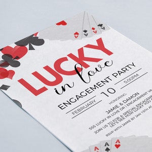 K&ouml;nnte beinhalten: Wei&szlig;e Einladungskarte zur Verlobungsfeier mit roten und schwarzen Spielkarten-Grafiken. Die Einladung lautet "Lucky in Love" und enth&auml;lt Eventdetails wie Datum, Uhrzeit und Geehrte.