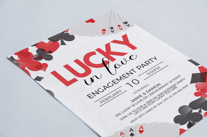K&ouml;nnte beinhalten: Wei&szlig;e Einladungskarte zur Verlobungsfeier mit roten und schwarzen Spielkarten-Grafiken. Die Einladung lautet "Lucky in Love" und enth&auml;lt Eventdetails wie Datum, Uhrzeit und Geehrte.