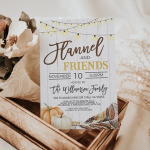 Puede incluir: Una tarjeta de invitación rústica con un fondo de madera blanca y una cadena de luces amarillas. El texto dice "Flannel and Friends" con la fecha "November 10" y la hora "5:00PM". La invitación está organizada por "The Williamson Family" e incluye una dirección y detalles sobre una celebración de otoño.