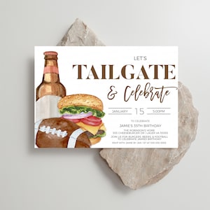 Może przedstawiać: Aquarela przedstawiająca piłkę nożną, hamburgera i butelkę piwa. Na górze zaproszenia widnieje tekst "Let's Tailgate & Celebrate". Data to 15 stycznia o godzinie 17:00. Zaproszenie na 35. urodziny Jamiego.