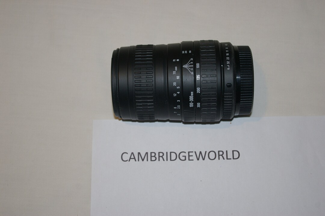Sigma 100-200mm f4.5 manual focus zoom lens with Minolta MD mount & acc. Read