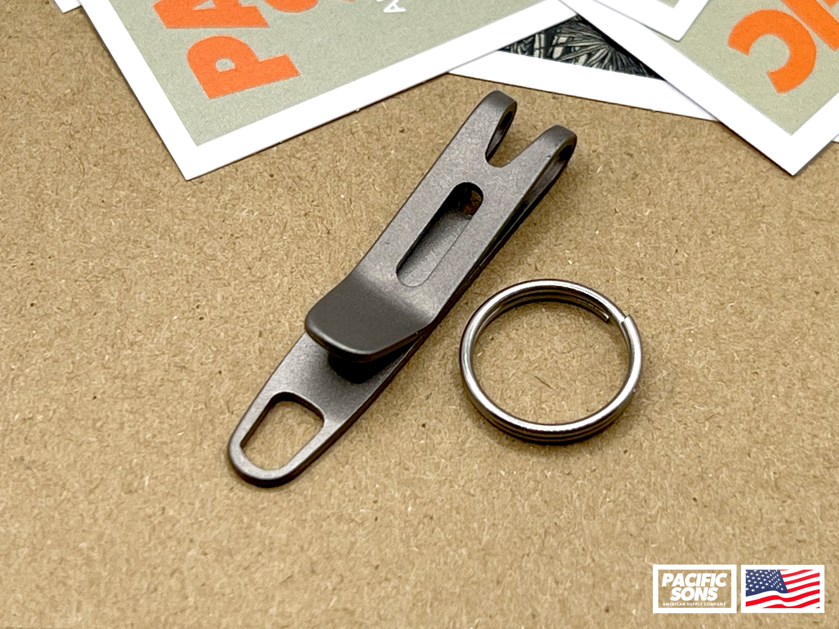  TISUR Belt Loop Keychain Clip, Titanium Carabiner Keychain Key  Holder with Detachable Key Ring for Duty Belt, Car Key chain Gifts for Men  Women, BK1S+D Ring (Black) : Clothing, Shoes 